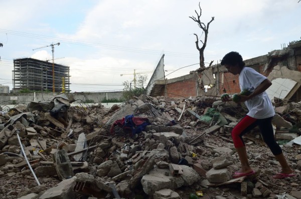 A moradora Penha caminha entre os escombros da Vila Autódromo. FERNANDO FRAZÃO-AGÊNCIA BRASIL-FOTOS PÚBLICAS