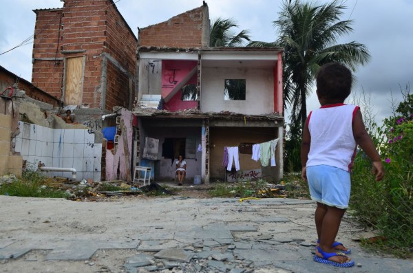 Uma criança observa os escombros de uma casa na Vila Autódromo, em março deste ano.  FERNANDO FRAZÃO AGÊNCIA BRASIL FOTOS PÚBLICAS 01