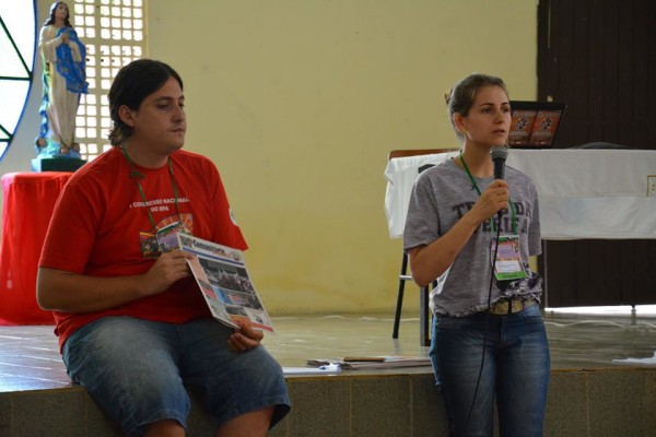 Pedro e Claudia, de Santa Catarina, apontando a realidade do estado durante Assembleia Nacional em Maceió- Alagoas
