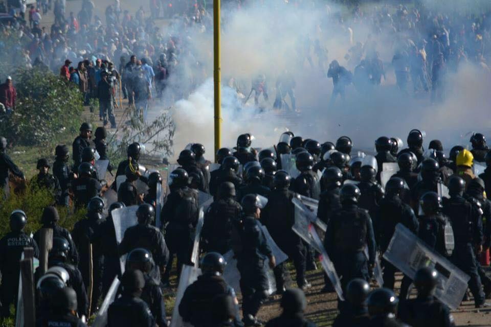 Polícia mexicana enfrenta os professores em Nochixtlán, Oaxaca. Foto: Desinformémonos.