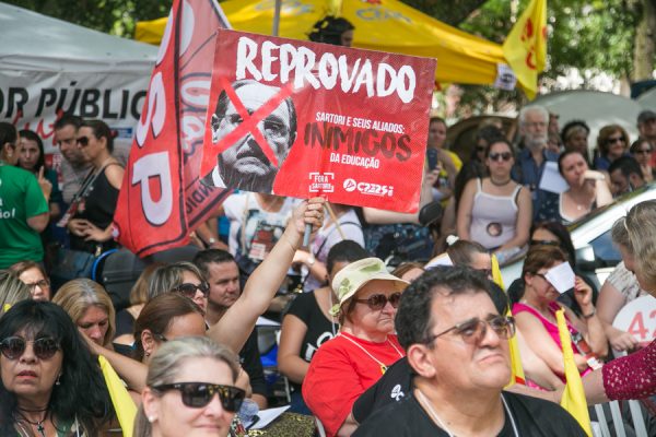 08/12/2016 - PORTO ALEGRE, RS - CPERS realiza assembleia na praça da matriz e decide entrar em greve. Foto: Guilherme Santos/Sul21