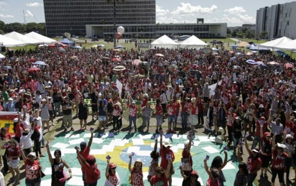 Cerca de 4 mil professores caminharam em direção à Catedral de Brasília. Resistência e greve de fome. Sinpro/DF.
