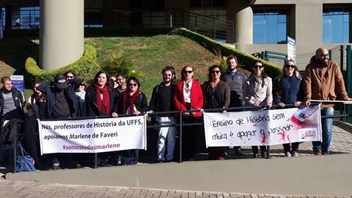 Em frente do Fórum de Chapecó, com alunos/as e professores/as