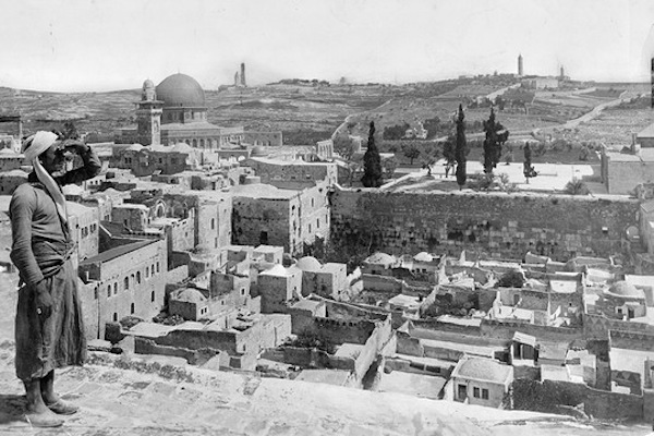 O Mughrabi Quarter antes da ocupação israelense em 1967; em segundo plano, o Muro das Lamentações e, ao fundo, a Esplanada das Mesquitas, o Domo da Rocha e o Monte das Oliveiras