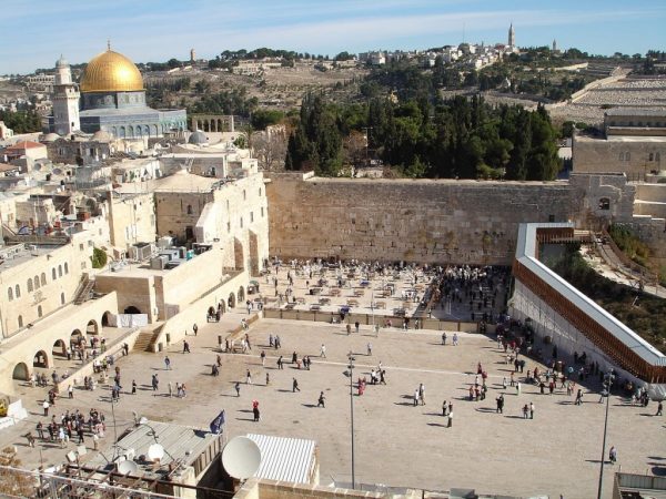 A Esplanada do Muro das Lamentações hoje em dia, o principal ponto turístico de Israel