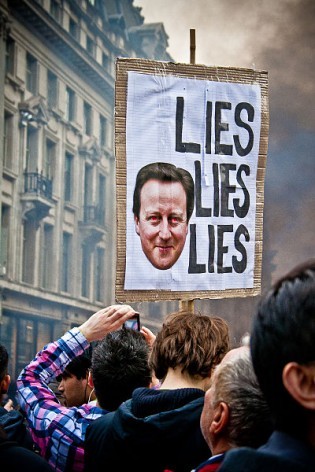 Cartaz de protesto contra o primeiro-ministro britânico, David Cameron, em uma rua de Londres, em 2011. Foto: Mark Ramsay/Flickr
