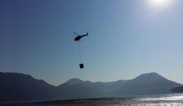 A pedido da Defesa Civil, bombeiros levaram helicóptero para transportar as caixas d'água
