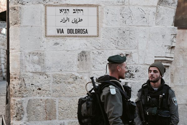 Soldados israelenses na Cidade Velha de Jerusalém. Foto: Júlia Dolce/Brasil de Fato