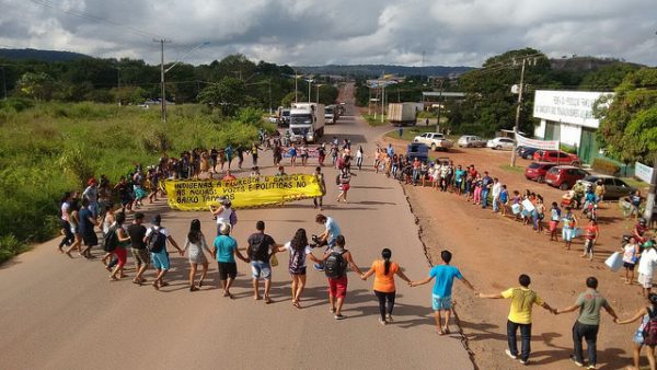 Manifestação teve início com bloqueio da Rodovia Santarém Cuiabá (Foto: Ronnie Dantas) 